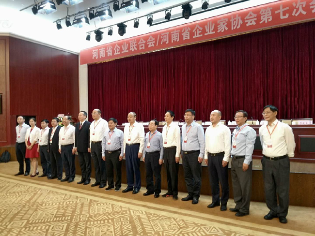 集團公司黨委書(shū)記、董事長(cháng)李躍民當選省企業(yè)聯(lián)合會(huì )、企業(yè)家協(xié)會(huì )副會(huì )長(cháng)