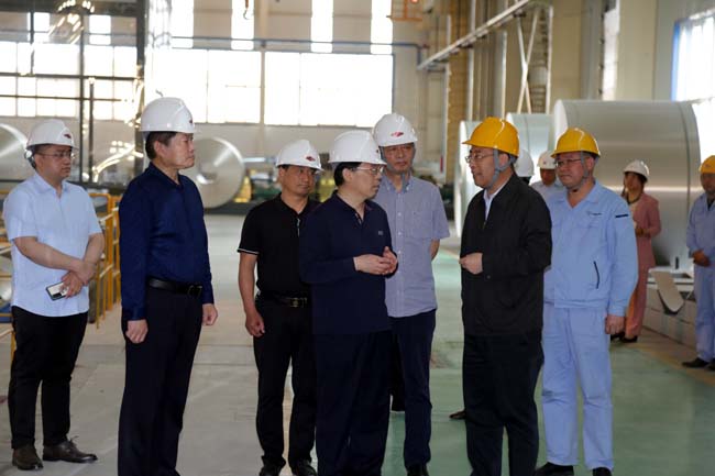 洛陽(yáng)市人大常委會(huì )副主任劉冠瑜一行到萬(wàn)基控股集團調研