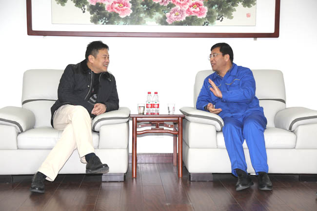 光大銀行鄭州分行東風(fēng)路支行行長(cháng)尚明勝、副行長(cháng)張濤到萬(wàn)基控股集團調研