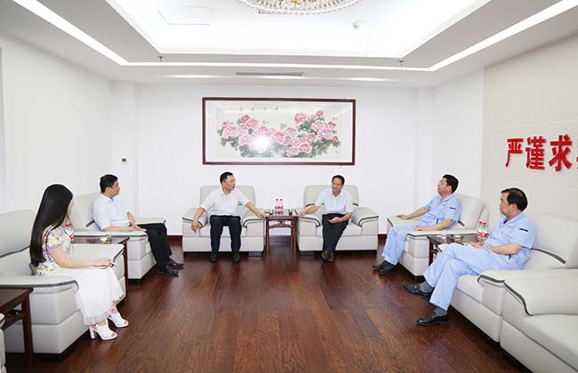 恒豐銀行洛陽(yáng)分行行長(cháng)張東峰到萬(wàn)基控股集團洽談合作